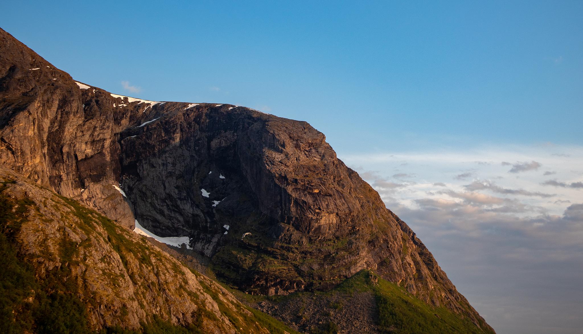 vengsoya_strand_fjell